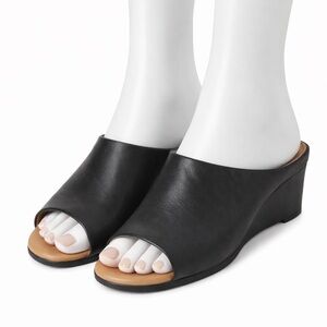 AUM The voice of natural buttery leather mule.  Woman’s size 6. Niche footwear.